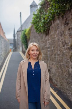 Odaklanan Orta yaşlı iş kadınları açık havada