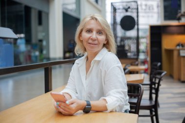 Odaklanan Orta yaşlı iş kadınları açık havada