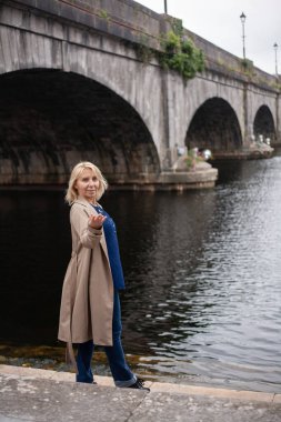 Odaklanan Orta yaşlı iş kadınları açık havada