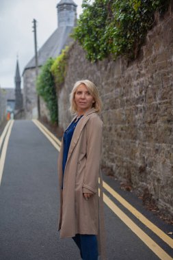 Odaklanan Orta yaşlı iş kadınları açık havada