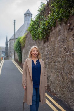 Odaklanan Orta yaşlı iş kadınları açık havada