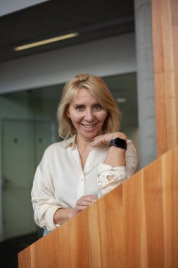 Odaklanan Orta yaşlı iş kadınları açık havada