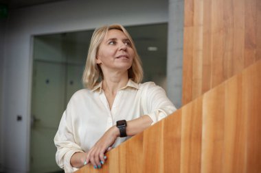 Odaklanan Orta yaşlı iş kadınları açık havada