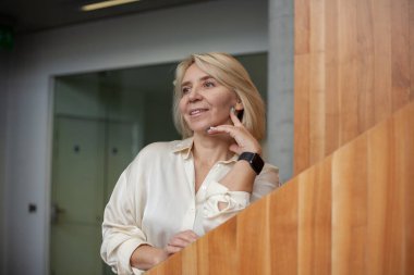 Odaklanan Orta yaşlı iş kadınları açık havada