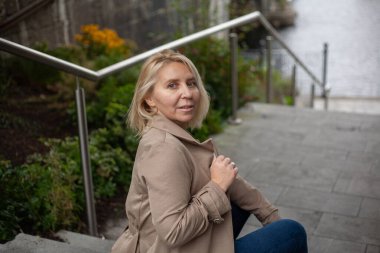 Odaklanan Orta yaşlı iş kadınları açık havada