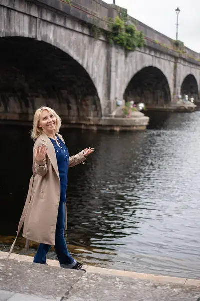 Odaklanan Orta yaşlı iş kadınları açık havada