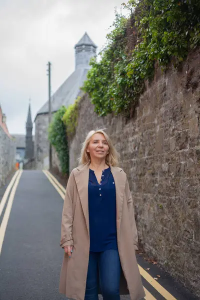 Odaklanan Orta yaşlı iş kadınları açık havada