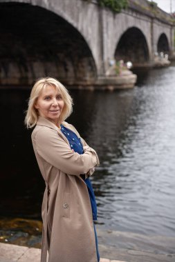 Odaklanan Orta yaşlı iş kadınları açık havada