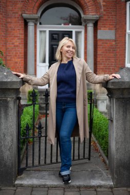 Odaklanan Orta yaşlı iş kadınları açık havada