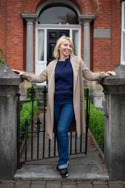 Odaklanan Orta yaşlı iş kadınları açık havada