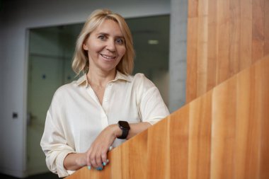 Odaklanan Orta yaşlı iş kadınları açık havada