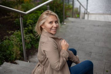 Odaklanan Orta yaşlı iş kadınları açık havada