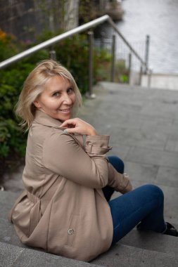 Odaklanan Orta yaşlı iş kadınları açık havada