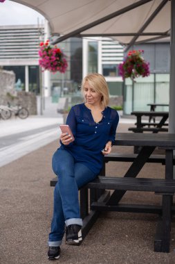 Odaklanan Orta yaşlı iş kadınları açık havada