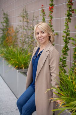 Odaklanan Orta yaşlı iş kadınları açık havada