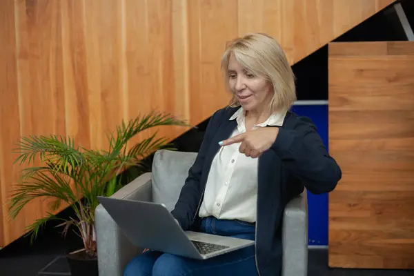 Odaklanan Orta yaşlı iş kadınları açık havada