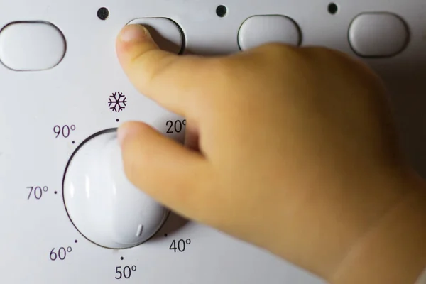 Uma Mão Infantil Pressiona Botão Uma Máquina Lavar Roupa — Fotografia de Stock