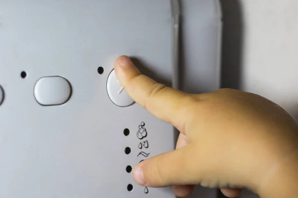 Uma Mão Infantil Pressiona Botão Uma Máquina Lavar Roupa — Fotografia de Stock