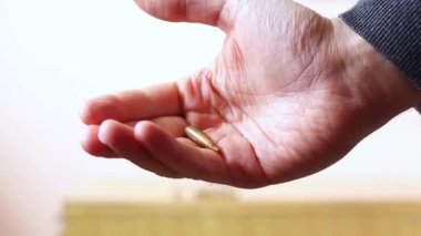 Erkek el, kurşunu yakın çekimde sıkıyor..