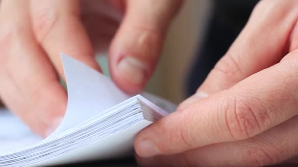 男性の手の指紋カードを閉じ並べ替える — ストック動画