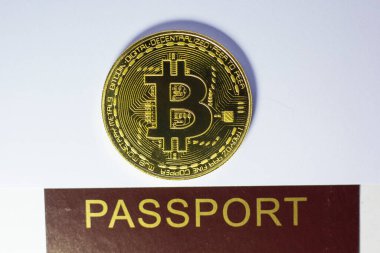 Pasaport kabuğuyla Bitcoin yakın plan.