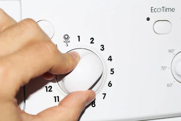 Mans Mão Pressiona Botões Painel Controle Máquina Lavar Roupa — Fotografia de Stock
