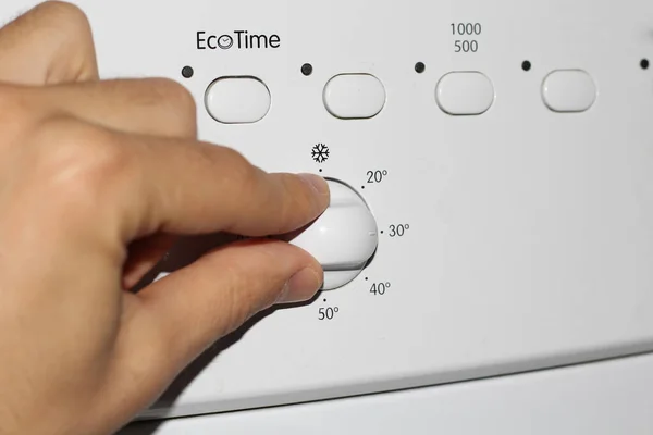 マンの手は洗濯機のコントロールパネルのボタンを押す — ストック写真