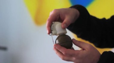 Erkek uzmanlar el bombasını söküyorlar..