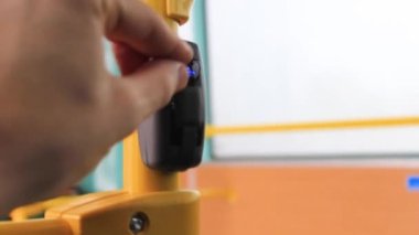 USB girişi, aracın tırabzanındaki şarj aleti..