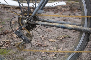 Paslı bisiklet zinciri, dişlileri, cırcırı olan bisiklet..