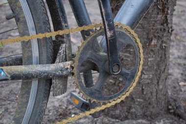 Paslı bisiklet zinciri, dişlileri, cırcırı olan bisiklet..