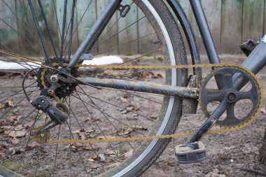 Paslı bisiklet zinciri, dişlileri, cırcırı olan bisiklet..