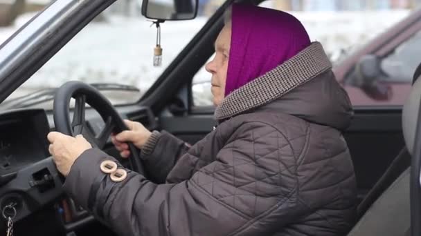 Starší Žena Babička Řídí Auto Zblízka — Stock video