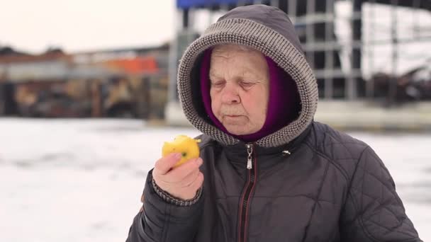 Γιαγιά Τρώει Μήλο Στο Βάθος Των Ερειπίων Στον Πόλεμο — Αρχείο Βίντεο