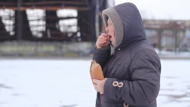 Καημένη Ηλικιωμένη Γυναίκα Γιαγιά Τρώει Ψωμί Στο Βάθος Των Ερειπίων — Αρχείο Βίντεο