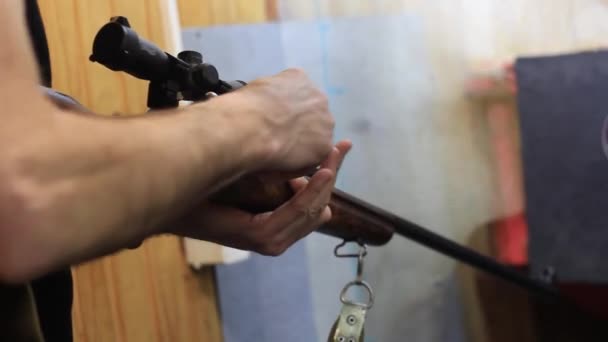 Mãos Masculinas Segurar Uma Arma Rifle Fazer Tiro Coletor Balas — Vídeo de Stock