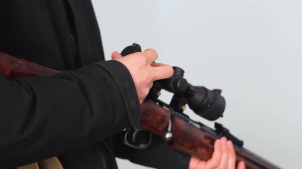 Чоловічі Руки Тримають Зброю Гвинтівку Роблять Постріл Кулеметник — стокове відео