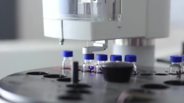 gaz kromatografisi maddeyi bir şişeden alınan bir iğneyle toplar..