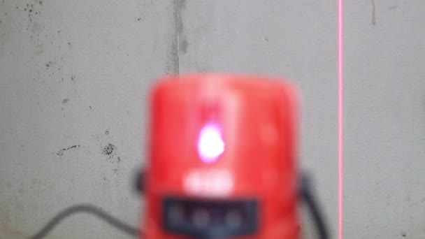 레이저 핀더를 가까이 연결하여 벽까지 거리를 — 비디오