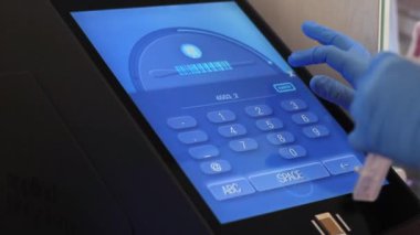 Bir kadın eli, DNA testi için bilgisayar kontrol paneline kod yazıyor..