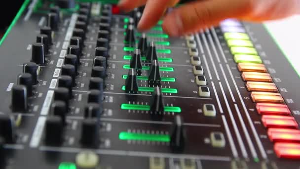 Tangan Memindahkan Trek Audio Pada Konsol — Stok Video