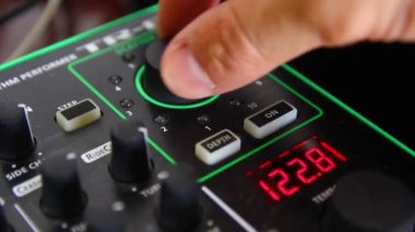 DJ erkek eli kontrol panelini ayarlıyor.