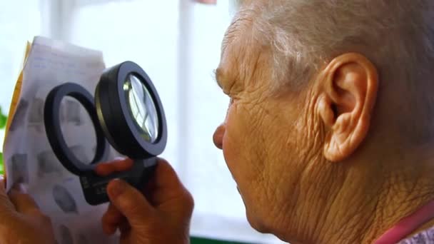 Пожилая Женщина Бабушка Проверяет Отпечатки Пальцев Карточке Отпечатками Пальцев Через — стоковое видео