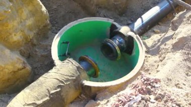Yerin derinliklerine su boruları döşedim. Yakın plan..