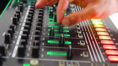 DJ 'ler DJ konsolunda ses parçalarını taşır.