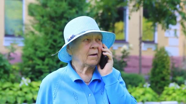 Бабуся Літня Жінка Синьому Капелюсі Спілкується Мобільному Телефоні Крупним Планом — стокове відео