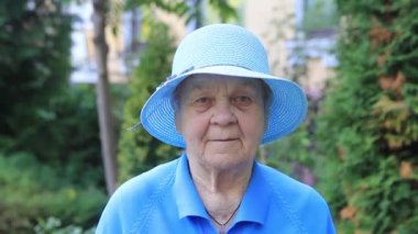 Yaşlı bir kadının portresi, mavi şapkalı bir büyükanne..