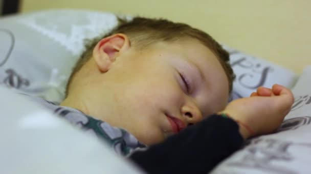 Pequeño Bebé Durmiendo Cerca — Vídeos de Stock