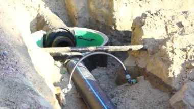 Yerin derinliklerine su boruları döşedim. Yakın plan..