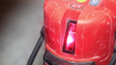 Lazer mesafe bulucusuyla duvarlara olan uzaklığı ölçüyorum..